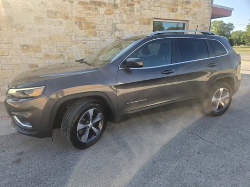 Used 2019 Jeep Cherokee Limited image 2
