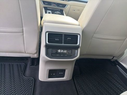 Certified 2024 Volkswagen Atlas SE w/ Panoramic Sunroof Package image 23