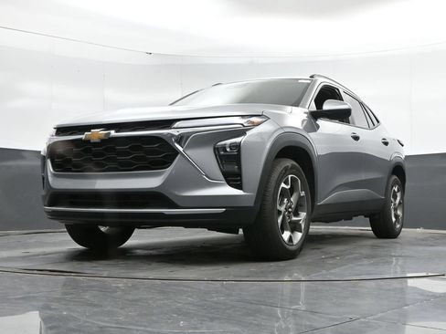 Used 2025 Chevrolet Trax LT w/ LT Convenience Package FWD image 42