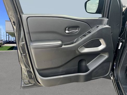 Used 2025 Nissan Frontier SV AWD/4WD image 16