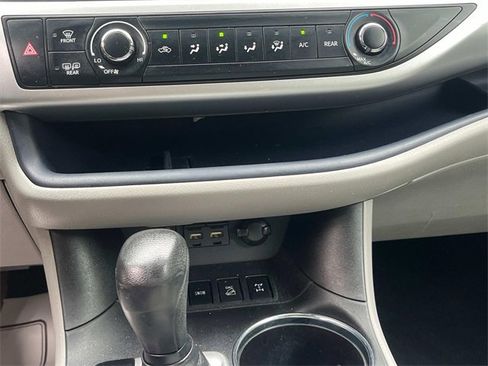 Used 2019 Toyota Highlander LE image 19