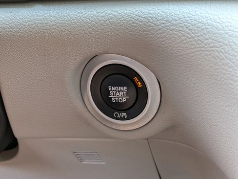 Used 2024 Chrysler Pacifica Touring-L FWD image 31