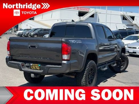Used 2017 Toyota Tacoma TRD Off-Road w/ Premium & Technology Package AWD/4WD image 4