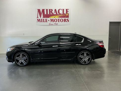 Used 2016 Honda Accord Touring image 2
