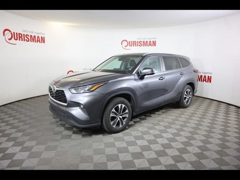 Used 2024 Toyota Highlander XLE FWD image 1