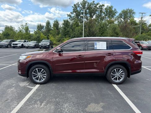 Used 2019 Toyota Highlander XLE AWD/4WD image 3