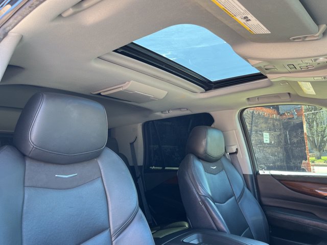 Used 2020 Cadillac Escalade Luxury AWD/4WD image 32
