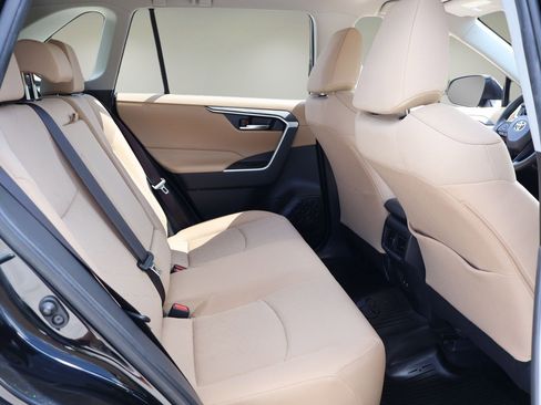 Used 2020 Toyota RAV4 XLE FWD image 18