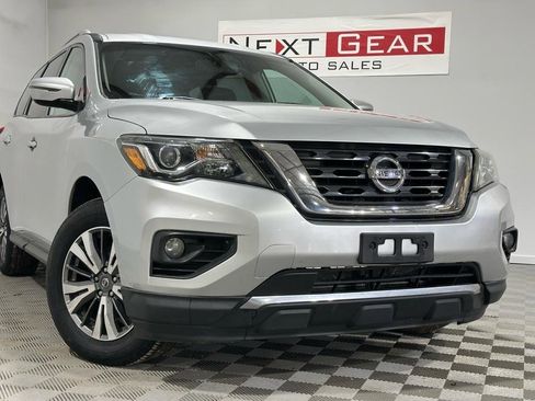 Used 2017 Nissan Pathfinder SV image 3