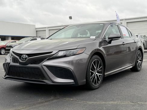 Used 2024 Toyota Camry SE image 4