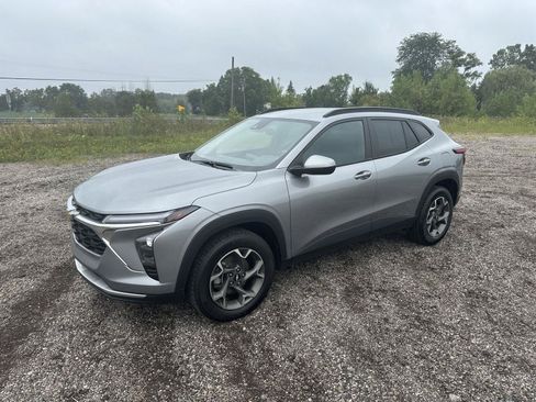 Used 2024 Chevrolet Trax LT w/ LT Convenience Package FWD image 2