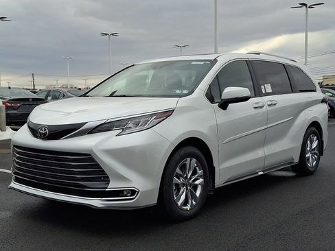 New 2026 Toyota Sienna Limited image 3