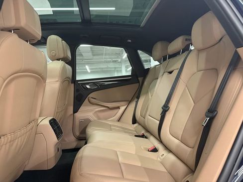 Certified 2022 Porsche Macan AWD/4WD image 31