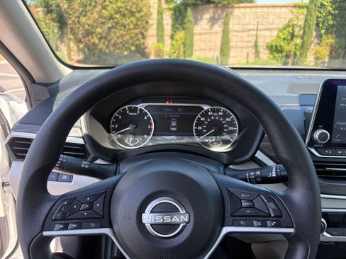 Used 2025 Nissan Altima 2.5 SV FWD image 28