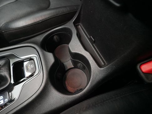 Used 2020 Jeep Cherokee Limited image 17