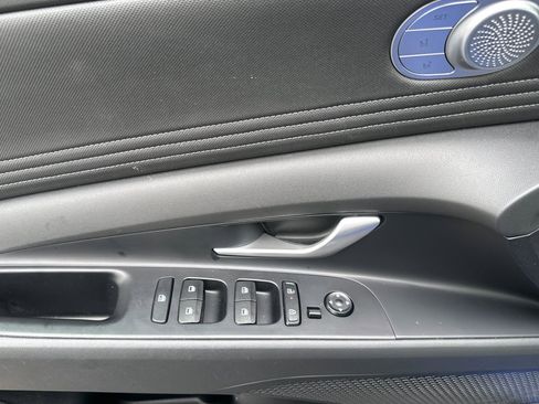 Used 2025 Hyundai Elantra Limited image 10