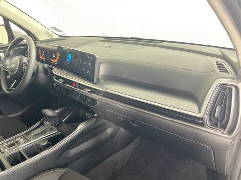 Certified 2024 Kia Sorento LX image 28