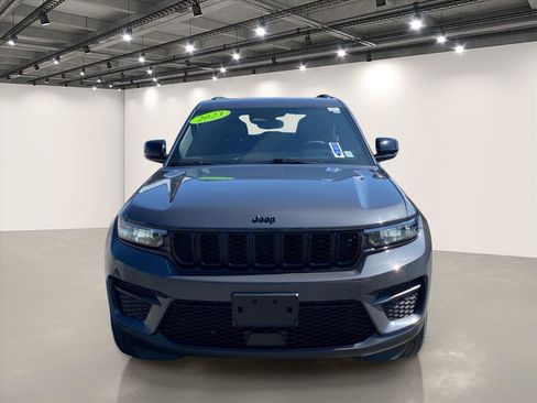 Used 2023 Jeep Grand Cherokee Altitude AWD/4WD image 2