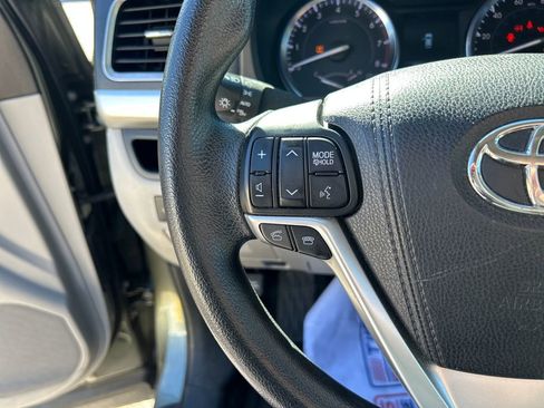 Used 2015 Toyota Highlander LE image 19