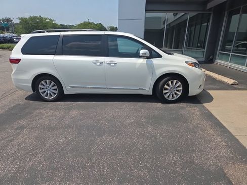 Used 2017 Toyota Sienna Limited Premium FWD image 24