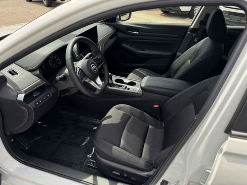 Used 2025 Nissan Altima 2.5 SV w/ SV Premium Package FWD image 2