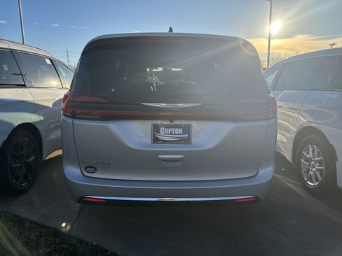 New 2026 Chrysler Pacifica Select image 7