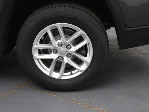 Used 2023 Jeep Grand Cherokee L Laredo AWD/4WD image 5