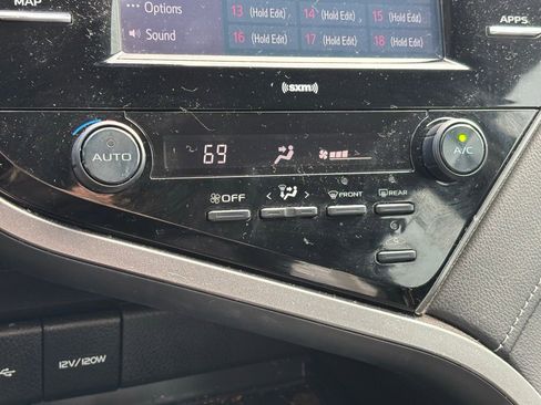 Used 2020 Toyota Camry SE image 10