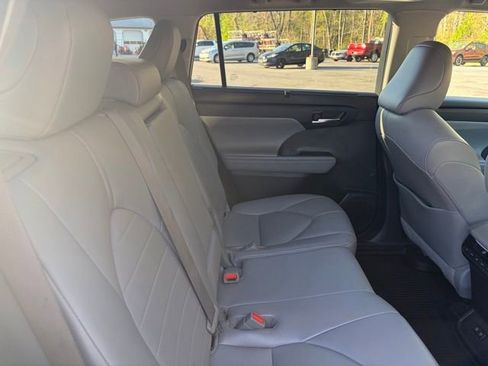 Used 2021 Toyota Highlander XLE image 22
