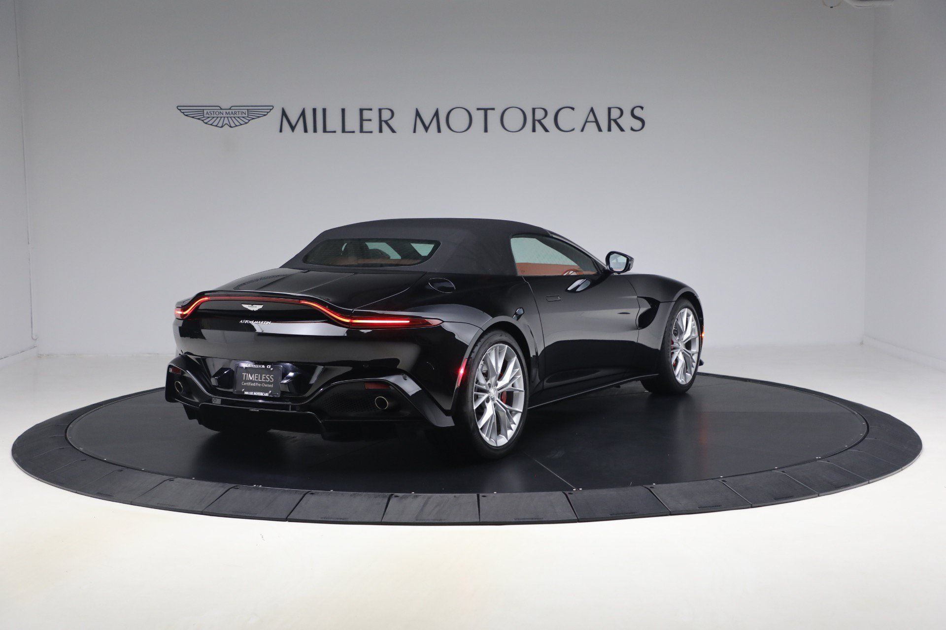 Used 2021 Aston Martin V8 Vantage Roadster RWD image 19