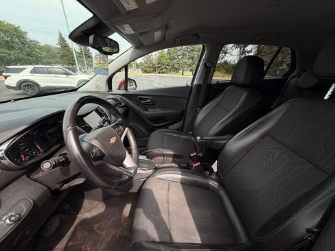 Used 2019 Chevrolet Trax LT w/ LT Convenience Package FWD image 11