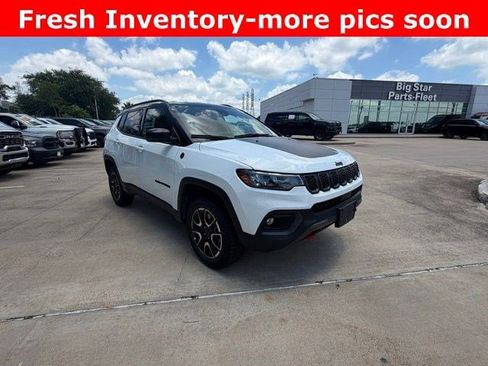 Used 2025 Jeep Compass Trailhawk AWD/4WD image 5
