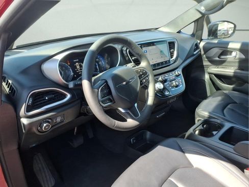 Used 2025 Chrysler Pacifica Select FWD image 7