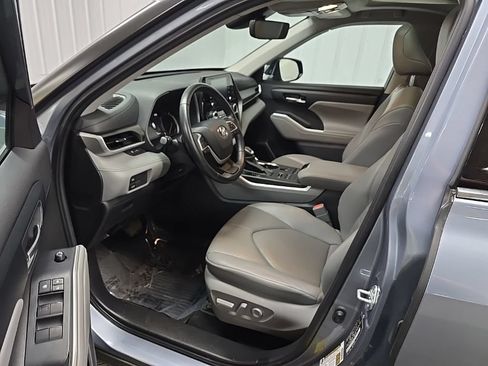 Used 2022 Toyota Highlander XLE AWD/4WD image 29