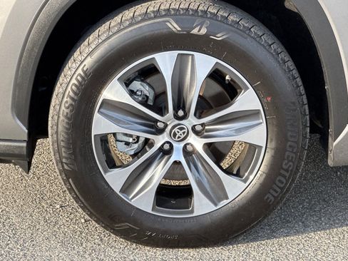 Used 2025 Toyota Highlander XLE image 26