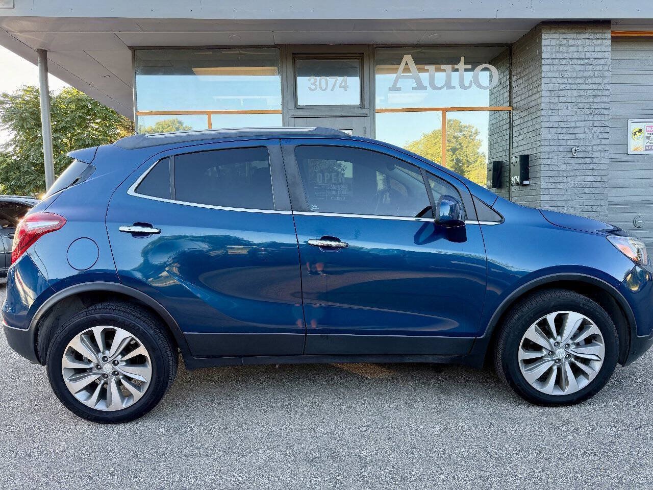 Used 2020 Buick Encore Preferred AWD/4WD image 2
