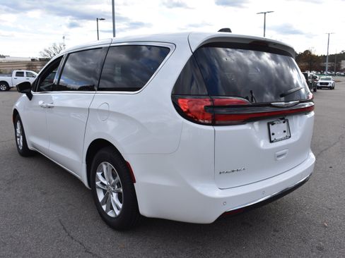New 2026 Chrysler Pacifica Select image 7