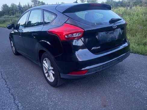 Used 2017 Ford Focus SE w/ Cold Weather Package FWD image 4
