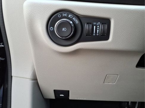 Used 2024 Chrysler Pacifica Touring-L FWD image 16