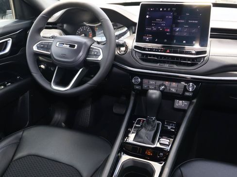 Used 2026 Jeep Compass Latitude AWD/4WD image 10