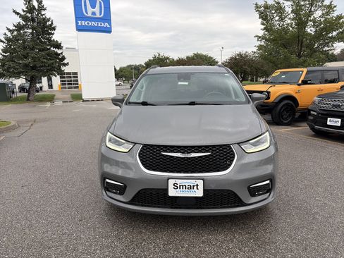 Used 2022 Chrysler Pacifica Touring-L FWD image 2