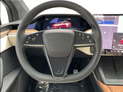 Used 2025 Tesla Model X image 38