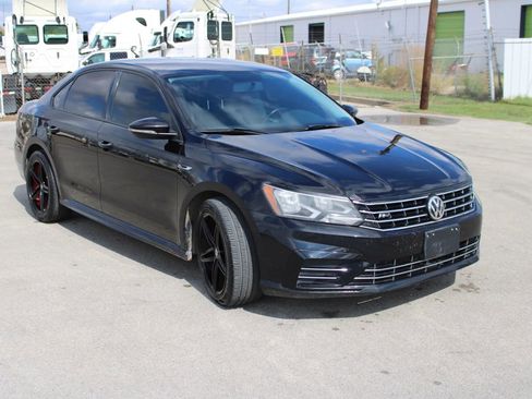 Used 2018 Volkswagen Passat 2.0T R-Line image 3