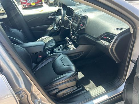 Used 2019 Jeep Cherokee Latitude Plus w/ Comfort/Convenience Group AWD/4WD image 18