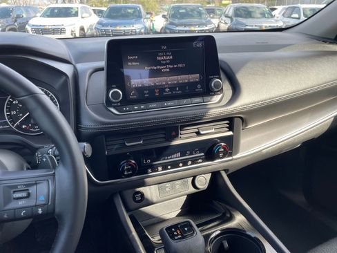 Used 2025 Nissan Rogue SV image 17