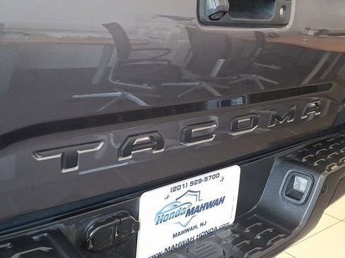 Used 2016 Toyota Tacoma TRD Sport AWD/4WD image 29