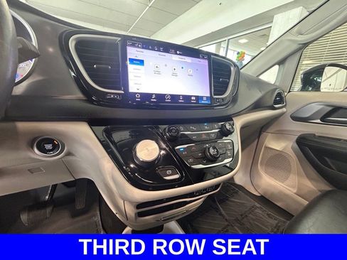 Used 2022 Chrysler Pacifica Touring-L image 11