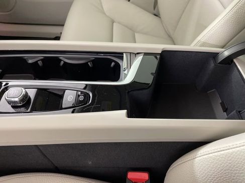 Certified 2024 Volvo XC60 T8 Plus w/ Protection Package Premier image 36