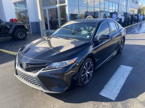 Used 2018 Toyota Camry SE image 4