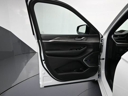 Used 2023 Jeep Grand Cherokee Overland w/ Luxury Tech Group IV image 10